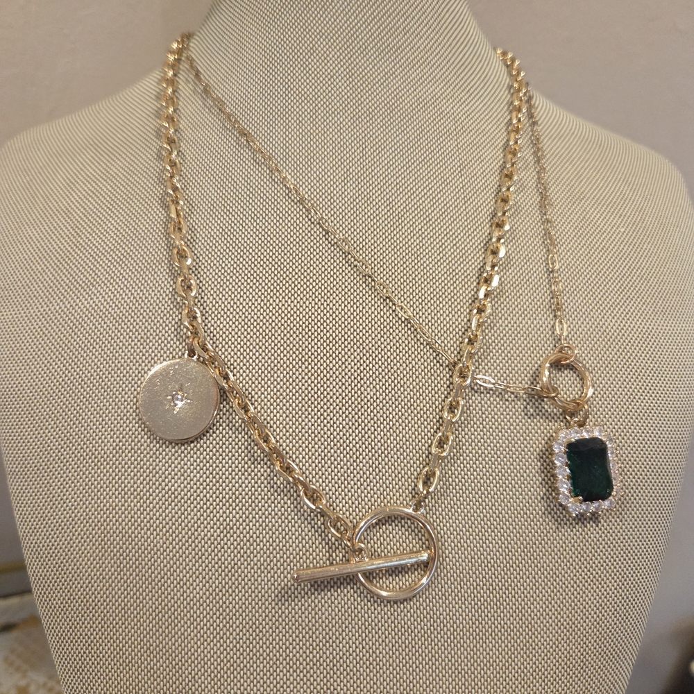 Elegant Gold and Green Pendant Necklace